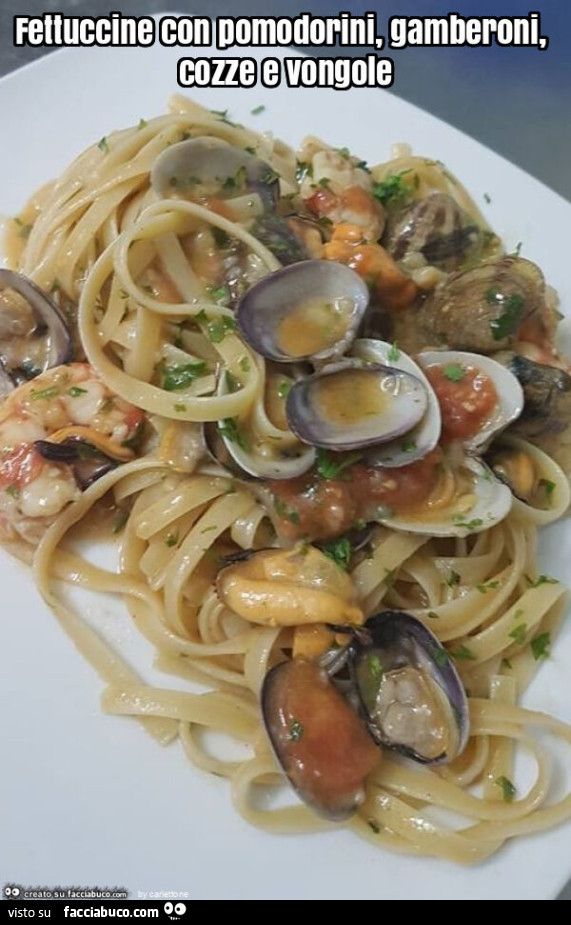 Fettuccine con pomodorini, gamberoni, cozze e vongole