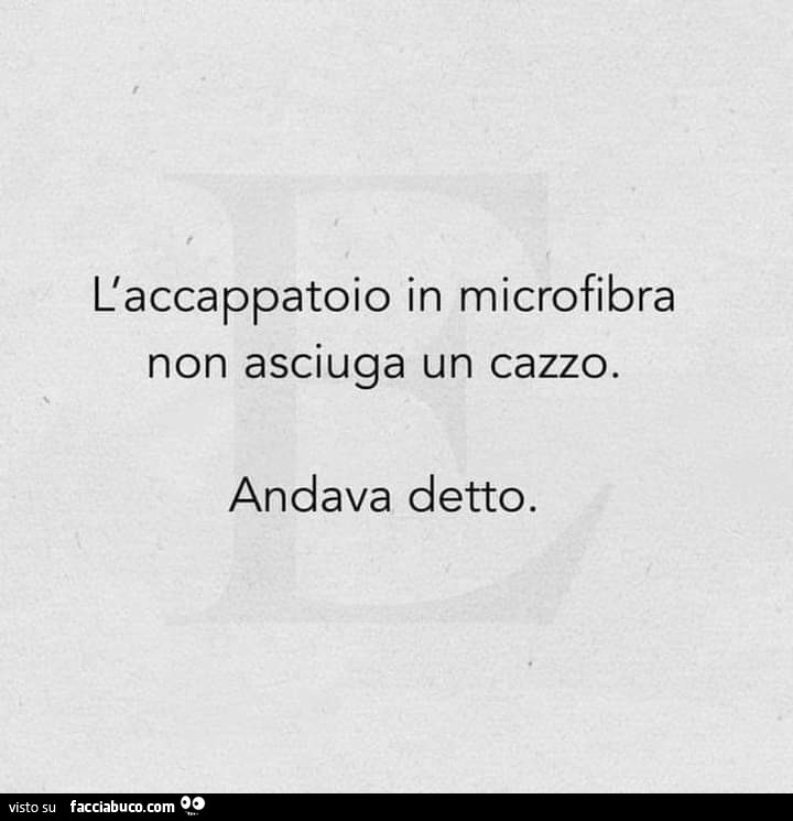 L'accappatoio in microfibra non asciuga un cazzo. Andava detto