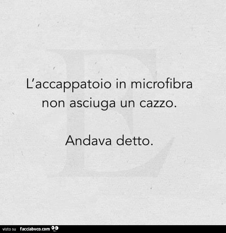 L'accappatoio in microfibra non asciuga un cazzo. Andava detto