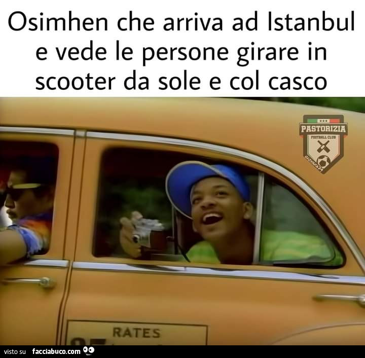 Osimhen che arriva ad Istanbul e vede le persone girare in scooter