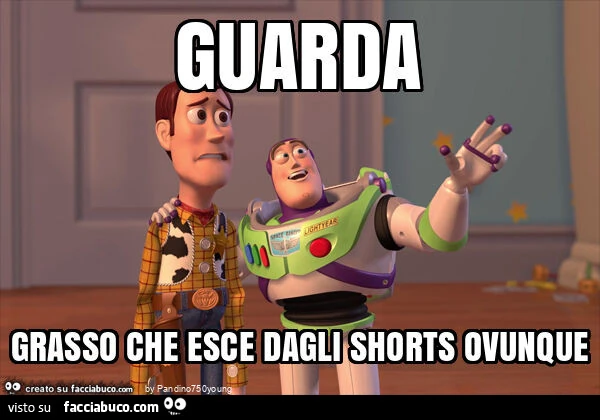 Guarda grasso che esce dagli shorts ovunque