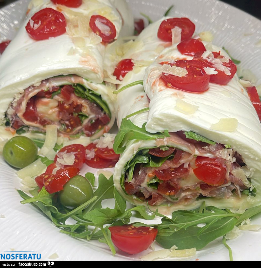 Rotolo di Mozzarella con Rucola, Scaglie e Pomodorini