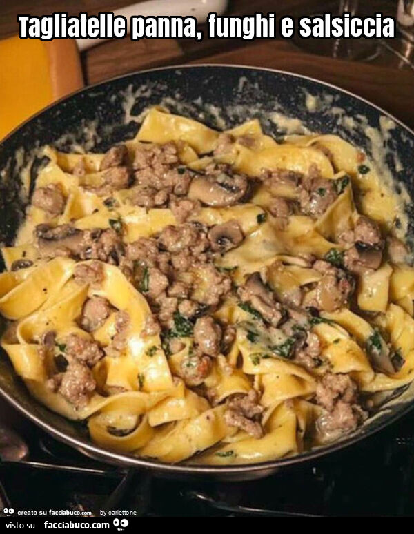 Tagliatelle panna, funghi e salsiccia