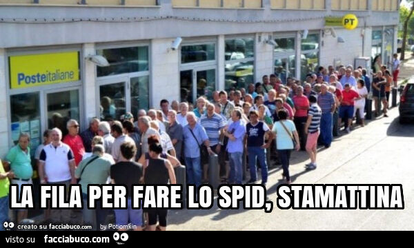 La fila per fare lo spid, stamattina