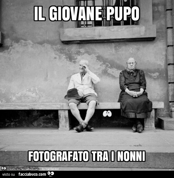 Il giovane pupo fotografato tra i nonni