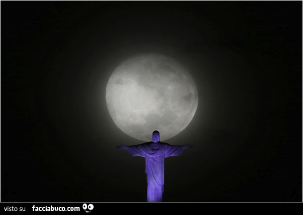 Statua del Cristo sotto la luna piena