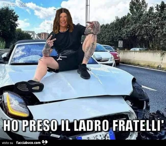 Le ruba la borsa gli passa sopra con l'auto