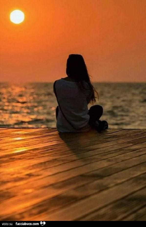 Ragazza al tramonto sul porticciolo