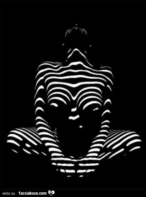 Nuda con giochi di luci e ombre