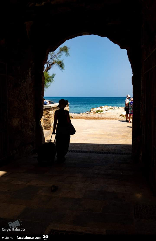 Cielo e mare sotto l'arco di pietra