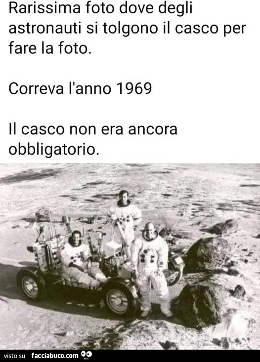 Rarissima foto dove degli astronauti si tolgono il casco per fare la foto. Correva l'anno 1969 il casco non era ancora obbligatorio