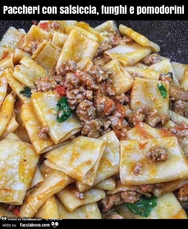 Paccheri con salsiccia, funghi e pomodorini