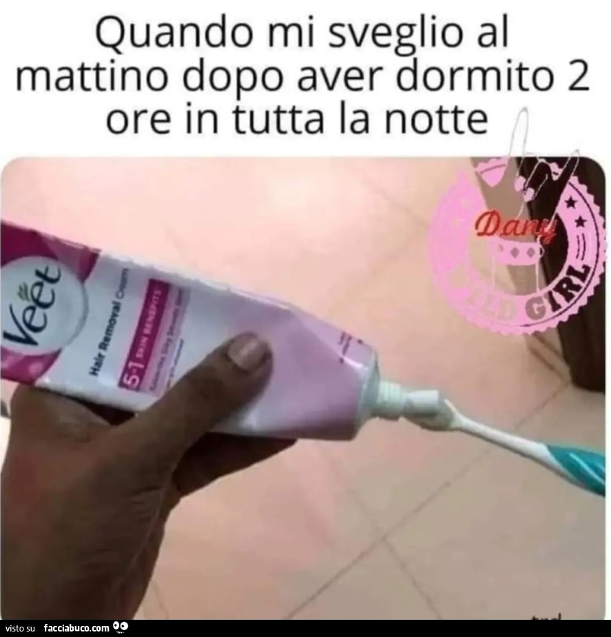 Quando mi sveglio al mattino dopo aver dormito 2 ore in tutta la notte vento crema depilatoria dentifricio spazzolino