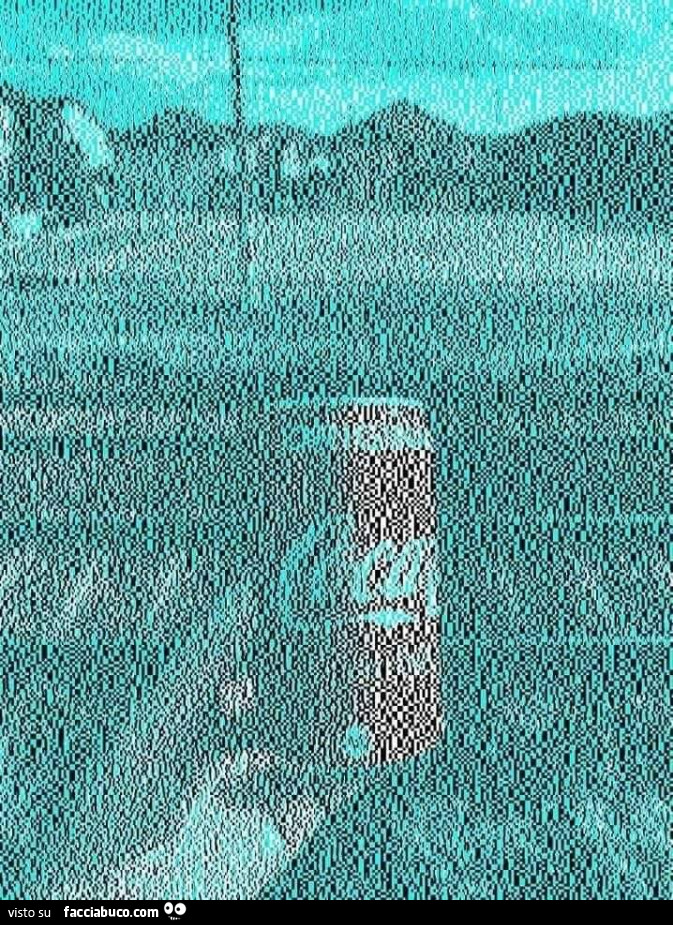 Effetto ottico della Coca Cola rossa su immagine che non presenta il rosso